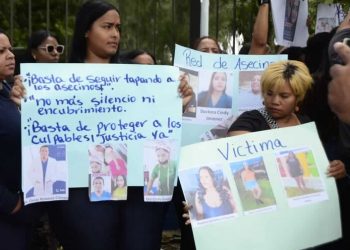 Familiares protestan frente a la Policía en Santiago por muerte de una mujer tras cirugía estética