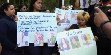 Familiares protestan frente a la Policía en Santiago por muerte de una mujer tras cirugía estética