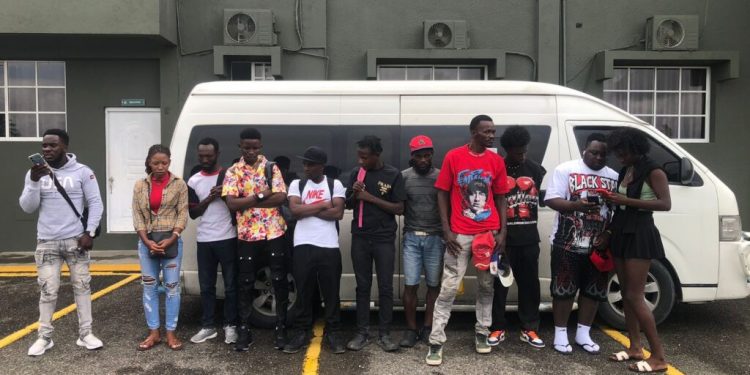 Interceptan minibús con 11 haitianos indocumentados y detiene otros 5 extranjeros en Santiago