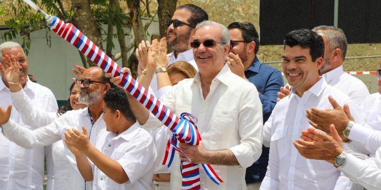 Tras más de 40 años de espera, presidente Abinader y Wellington Arnaud inauguran acueducto múltiple San José de Ocoa-Sabana Larga que beneficiará a más de 56 mil habitantes