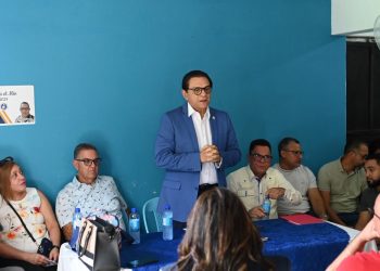Senador Rivera se reúne con líderes y autoridades de Jánico para conocer demandas del municipio