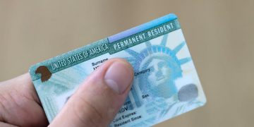 Gobierno de Trump da marcha atrás en nueva norma para solicitudes de "green card"