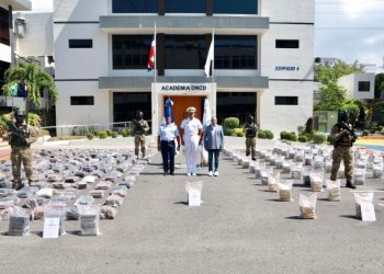 Autoridades ocupan 1,295 paquetes de presunta droga en dos operaciones simultáneas en Pedernales