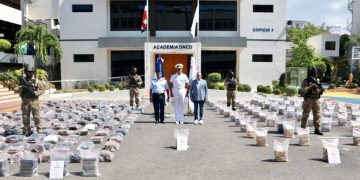 Autoridades ocupan 1,295 paquetes de presunta droga en dos operaciones simultáneas en Pedernales