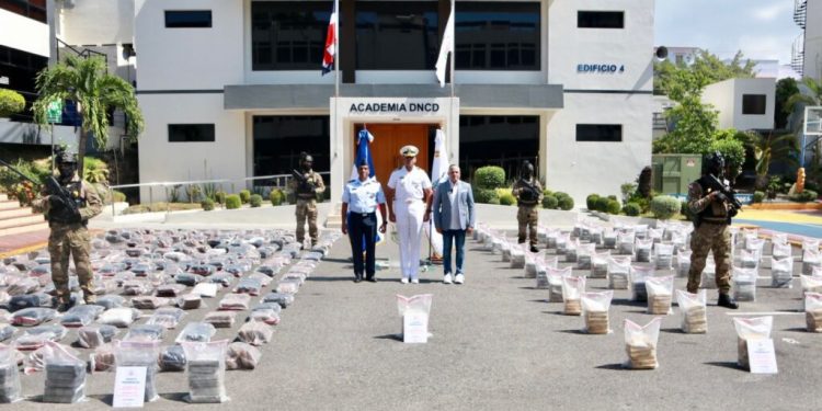 Autoridades ocupan 1,295 paquetes de presunta droga en dos operaciones simultáneas en Pedernales