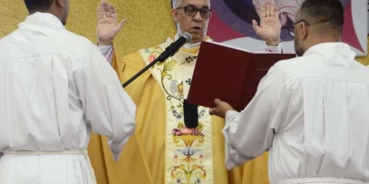 Arzobispo de Santiago lamenta feminicidios y considera legítimo llamado a paro por los jueces