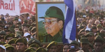 Miles de cubanos muestran apoyan a Raúl Castro