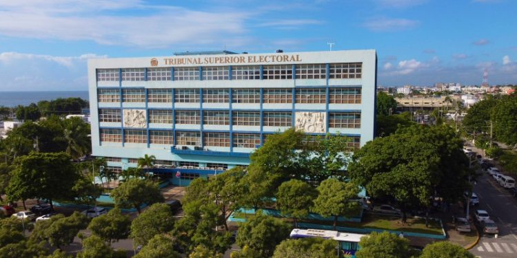 Piden al TSE suspender con urgencia el reglamento de encuestas de la JCE