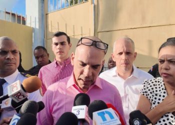 Mario José Redondo Llenas sale de prisión acompañado de su hijo, procreado durante su condena