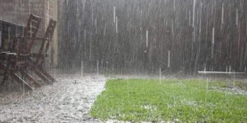 Vaguada y onda tropical provocarán aguaceros, tormentas eléctricas y oleaje peligroso este lunes