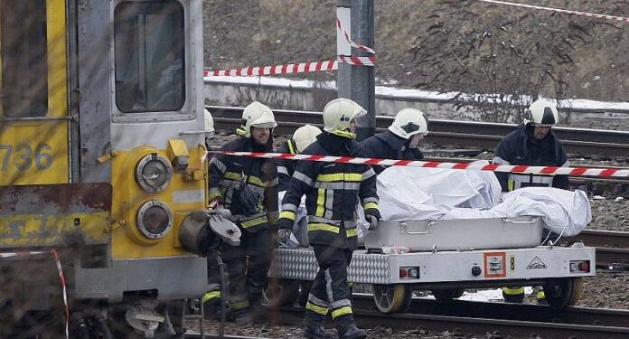 Al menos cuatro muertos en la colisión entre un minibús escolar y un tren en Bélgica