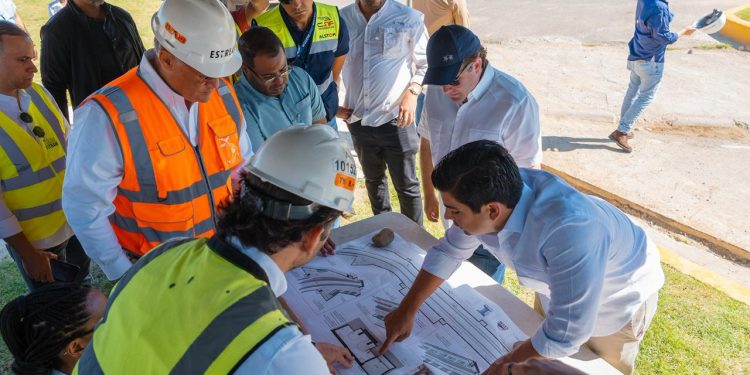 Paliza supervisa Monorriel de Santiago cuya construcción está avanzada en un 95 %