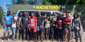 Ejército intercepta minibús con 25 indocumentados tras persecución en Valverde