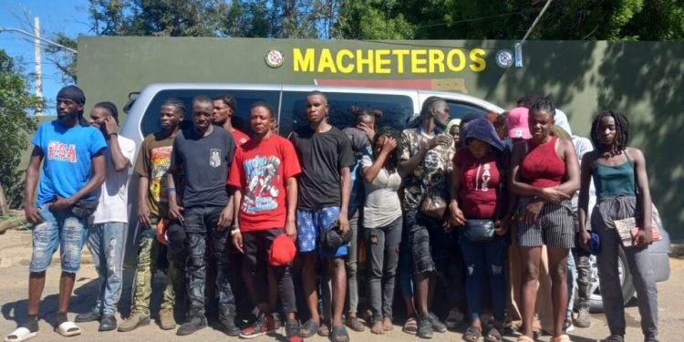 Ejército intercepta minibús con 25 indocumentados tras persecución en Valverde