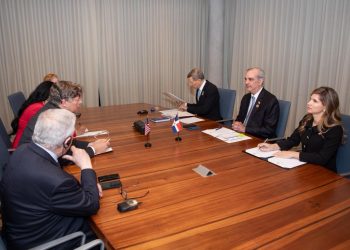 Abinader se reúne con con el presidente del Estado de Israel, Isaac Herzog, y con el subsecretario de Estado de EEUU, Christopher Landau, durante el ceremonial de traspaso de poder a la mandataria de Costa Rica, Laura Fernández Delgado