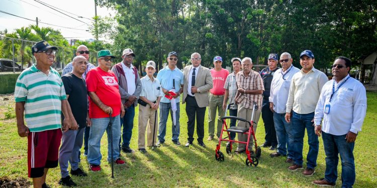 Ayuntamiento de Santiago recupera estadio de béisbol infantil del sector El Despertar