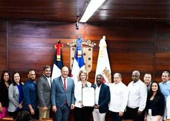Ayuntamiento de Santiago reconoce a embajadora de Francia Sonia Barbry como “Visitante Distinguida”