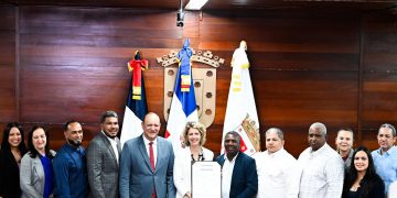 Ayuntamiento de Santiago reconoce a embajadora de Francia Sonia Barbry como “Visitante Distinguida”