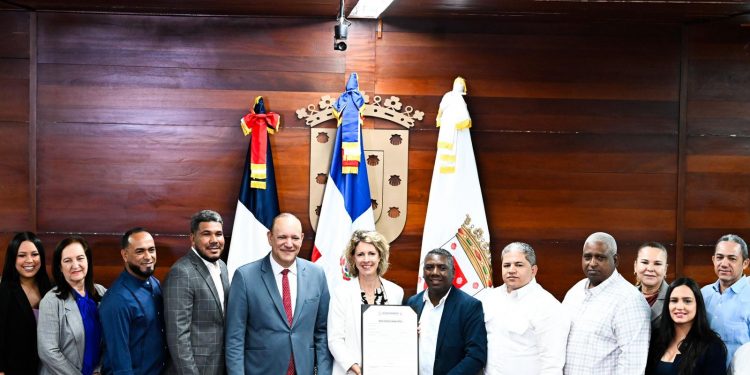 Ayuntamiento de Santiago reconoce a embajadora de Francia Sonia Barbry como “Visitante Distinguida”
