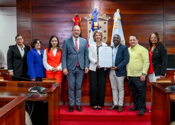 Ayuntamiento de Santiago reconoce a embajadora de Francia Sonia Barbry como “Visitante Distinguida”