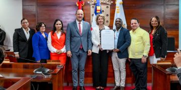 Ayuntamiento de Santiago reconoce a embajadora de Francia Sonia Barbry como “Visitante Distinguida”