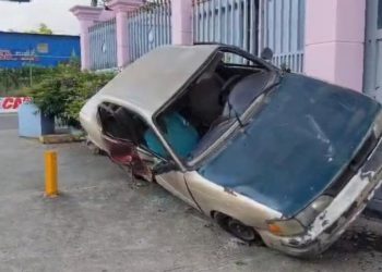 Mujer evita una tragedia al estrellar su vehículo contra una pared tras quedarse sin frenos en Santiago