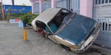 Mujer evita una tragedia al estrellar su vehículo contra una pared tras quedarse sin frenos en Santiago