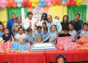 Senador Rivera celebra cumpleaños de estudiantes en Escuela Enriquillo en Los Ciruelitos