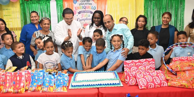Senador Rivera celebra cumpleaños de estudiantes en Escuela Enriquillo en Los Ciruelitos