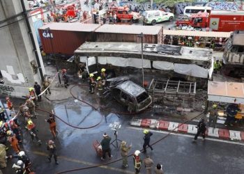 Al menos 8 muertos y 25 heridos tras un choque entre un tren y un autobús que se incendió en Bangkok