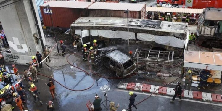 Al menos 8 muertos y 25 heridos tras un choque entre un tren y un autobús que se incendió en Bangkok
