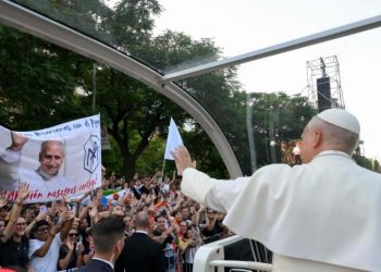 Papa León pide acabar con narrativas divisivas y polarizantes en su primer día en España
