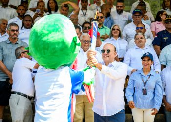 Alcalde Ulises Rodríguez recibe en Santiago la Antorcha de los XXV Juegos Centroamericanos y del Caribe Santo Domingo 2026