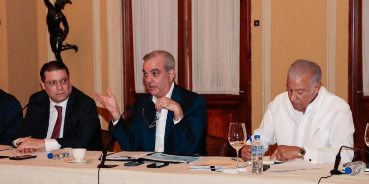 Presidente Abinader afirma que la cooperación entre el Gobierno y sectores productivos fortalece la estabilidad y protege a la población de efectos externos