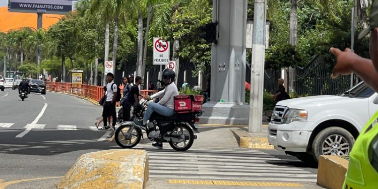 Conductores desafían las normas de tránsito pese a presencia de agentes de la Digesett