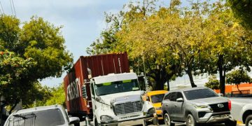 Dos gremios valoran limitar horario de vehículos pesados