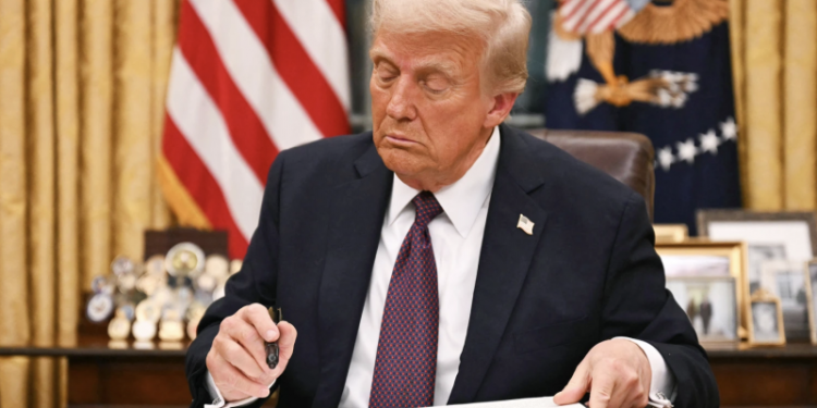 Juez federal anula política de Trump contra inmigrantes de 39 países