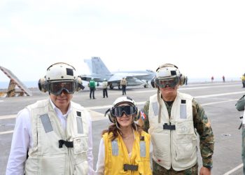 Autoridades dominicanas junto a embajadora Leah Campos visitan portaaviones de Estados Unidos
