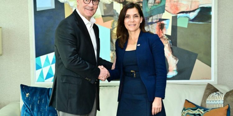 Embajadora de EEUU visita a Gonzalo Castillo y sostienen reunión
