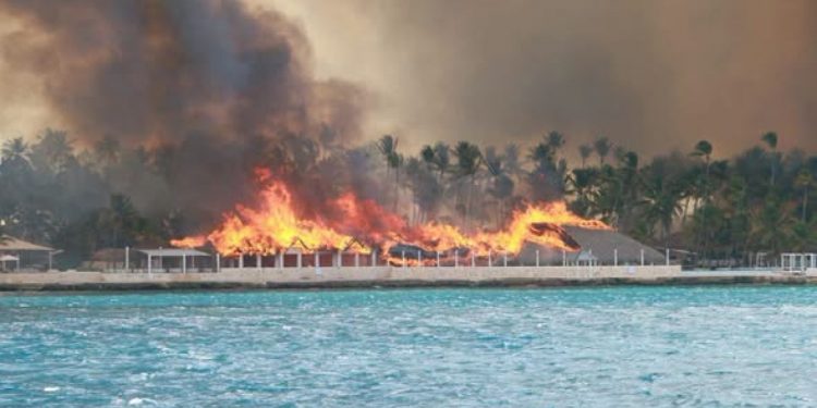 Incendio afecta un hotel en Bayahíbe