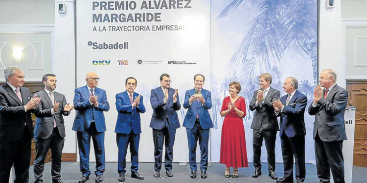 Pepín Corripio es condecorado en España por su trayectoria empresarial