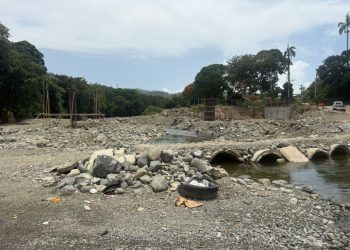 Denuncian extracciones de arena en río Camú