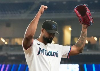 Alcántara establece el récord de ponches de por vida de los Marlins; vencen 6-4 a Rangers