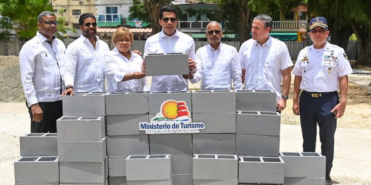 David Collado inicia malecón, plaza y parque en Boca Chica