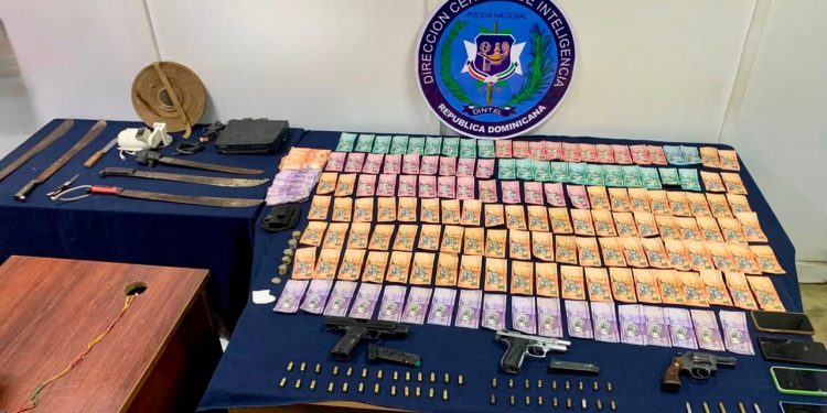 Dintel, PN y MP ocupan armas, dinero y municiones en allanamientos en Santiago; tres personas detenidas