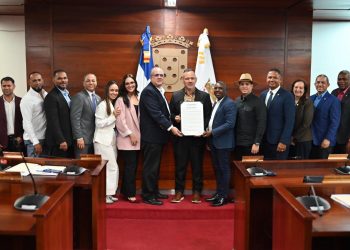 Ayuntamiento de Santiago reconoce a Cruzmonty como Hijo Distinguido por su trayectoria artística