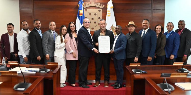 Ayuntamiento de Santiago reconoce a Cruzmonty como Hijo Distinguido por su trayectoria artística