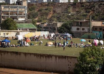 Habitantes en estado más afectado por los terremotos en Venezuela duermen a la intemperie