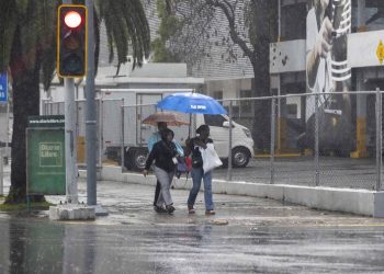 Vaguada y onda tropical generarán lluvias en varias provincias este lunes