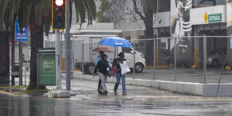 Vaguada y onda tropical generarán lluvias en varias provincias este lunes